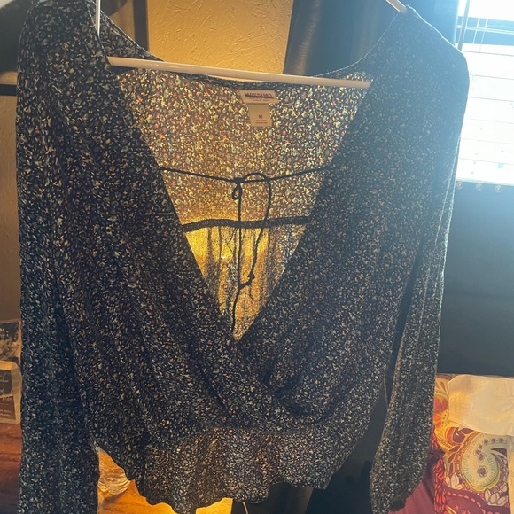 woman’s cropped blouse - Picture 1 of 2